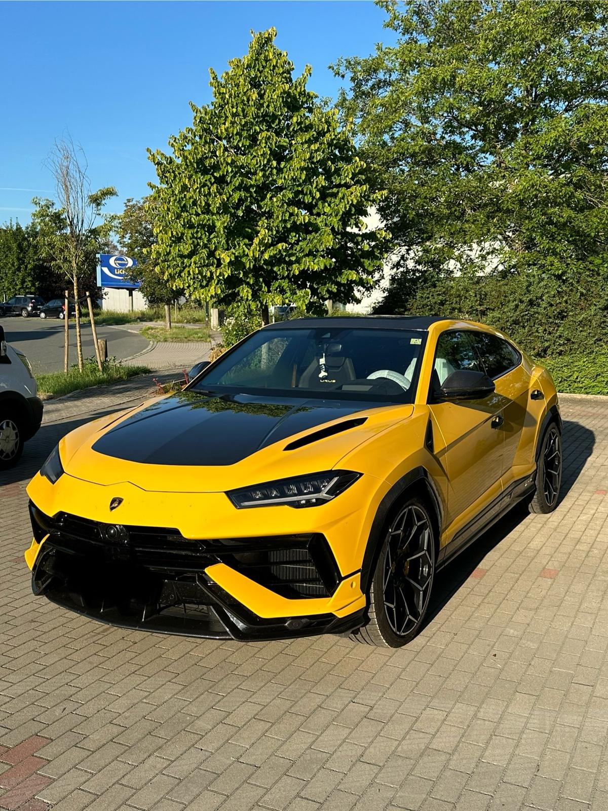 Grüner Sportwagen mit hochwertiger Lackierung